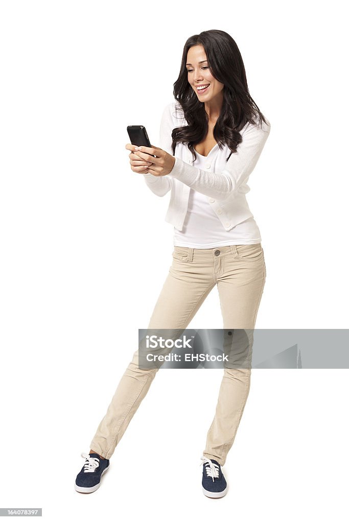 若い女性の携帯メールで、白背景 - 1人のロイヤリティフリーストックフォト