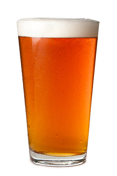 pinta di birra in vetro isolato su sfondo bianco - pinta foto e immagini stock
