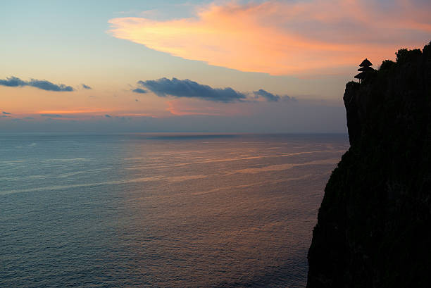 울루와뜨 at dusk - bali temple landscape seascape 뉴스 사진 이미지