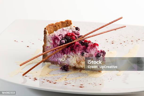 Foto de Cheesecake Com Frutas Silvestres e mais fotos de stock de Bolo - Bolo, Passa de Corinto, Amora-preta