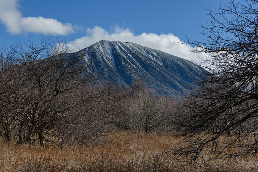 Mountains are distributed in Nikko National Park, and plateaus spread out at the foot of these mountains, and there are lakes, waterfalls, and beautiful autumnal canyons caused by volcanic activity.