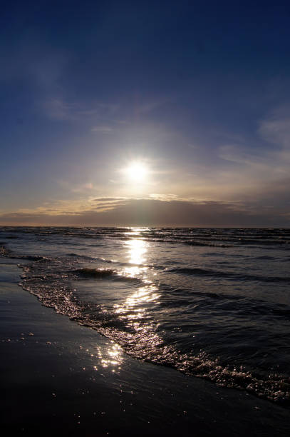 Tramonto sul mare in blu. - foto stock