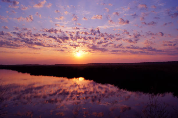 Alba sul fiume con riflesso a specchio. - foto stock