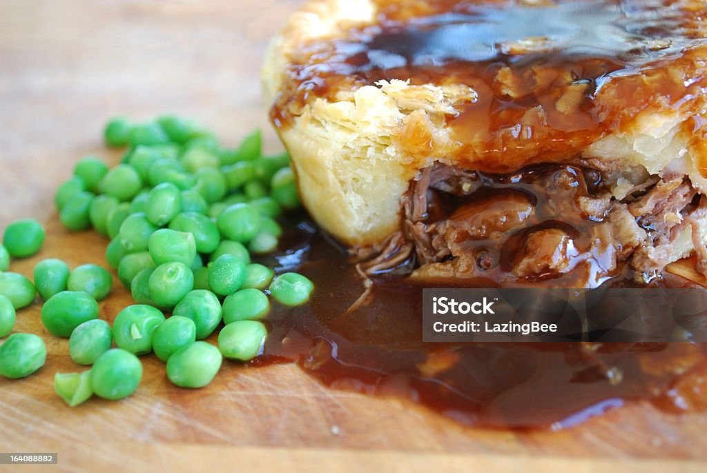 Bistecca Torta & piselli con sugo di carne - Foto stock royalty-free di Piselli freschi