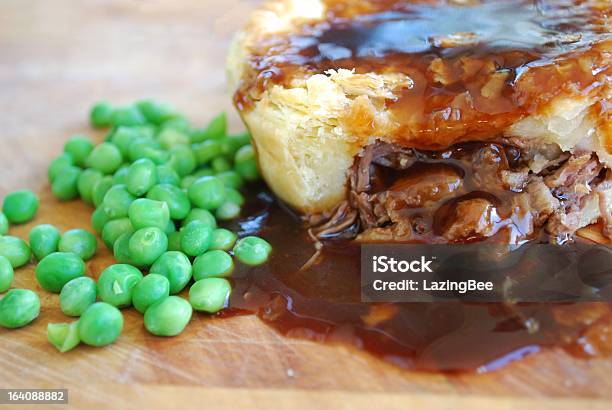 Foto de Torta De Carne Com Molho Ervilhas e mais fotos de stock de Ervilha - Ervilha, Torta salgada, A Manhã Seguinte