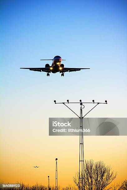 Avião Está Pousando Ao Pôr Do Sol - Fotografias de stock e mais imagens de Aeroporto - Aeroporto, Amarelo, Anoitecer