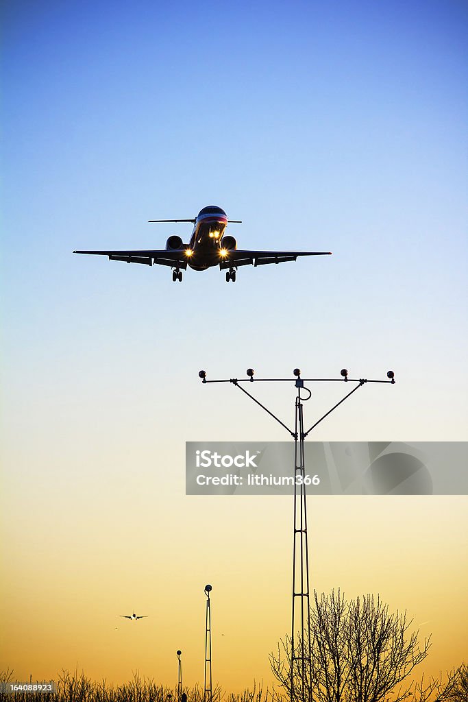 Самолет посадки на закате — - Стоковые фото Авиационное крыло роялти-фри