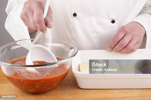 Photo libre de droit de Sauce Tomate Dans Une Cuisine Louche banque d'images et plus d'images libres de droit de Blanc - Blanc, Bol et saladier, Chef cuisinier