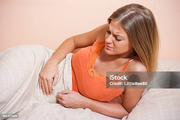 腹痛 - ベッドのストックフォトや画像を多数ご用意 - ベッド, 女性, 女性一人