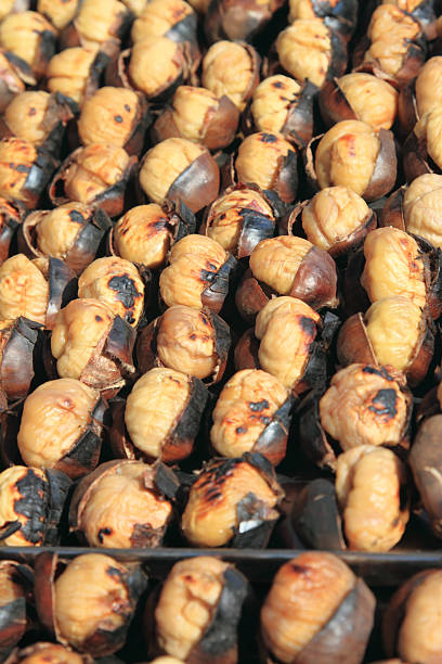 arrostire castagne - chestnut market vendor roasted christmas foto e immagini stock