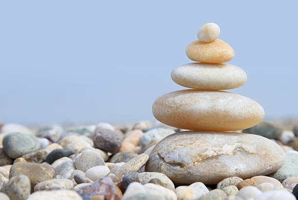 hierarquia e equilíbrio - aspirations pebble balance stack imagens e fotografias de stock