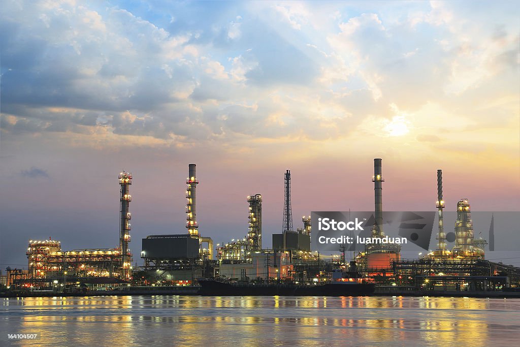 Raffinerie de pétrole au lever du soleil - Photo de Lever du soleil libre de droits
