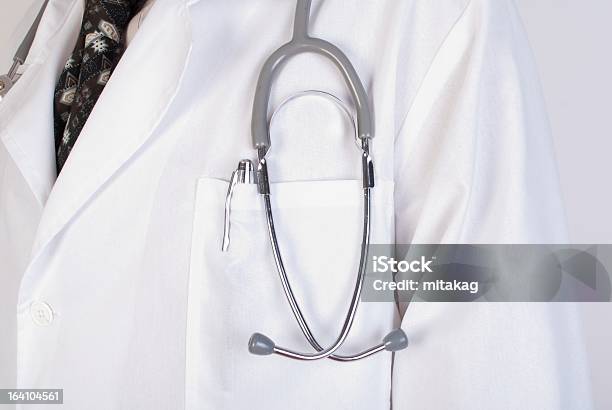 Primer Plano De Un Laboratorio De Los Médicos Abrigo Blanco Foto de stock y más banco de imágenes de Abrigo