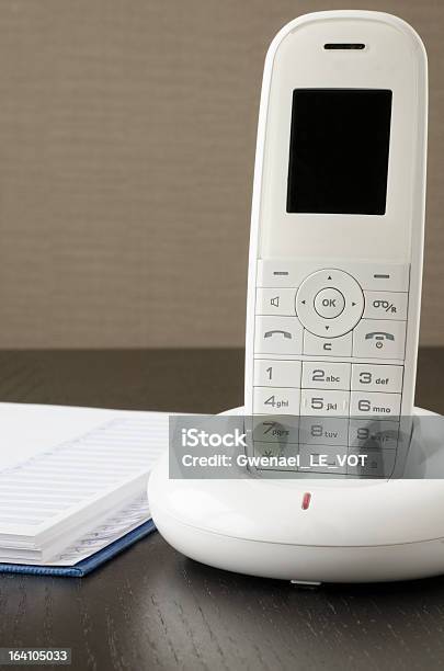 Nahaufnahme Von Einem Schnurlosen Telefon Auf Dem Schreibtisch Stockfoto und mehr Bilder von Ausrüstung und Geräte