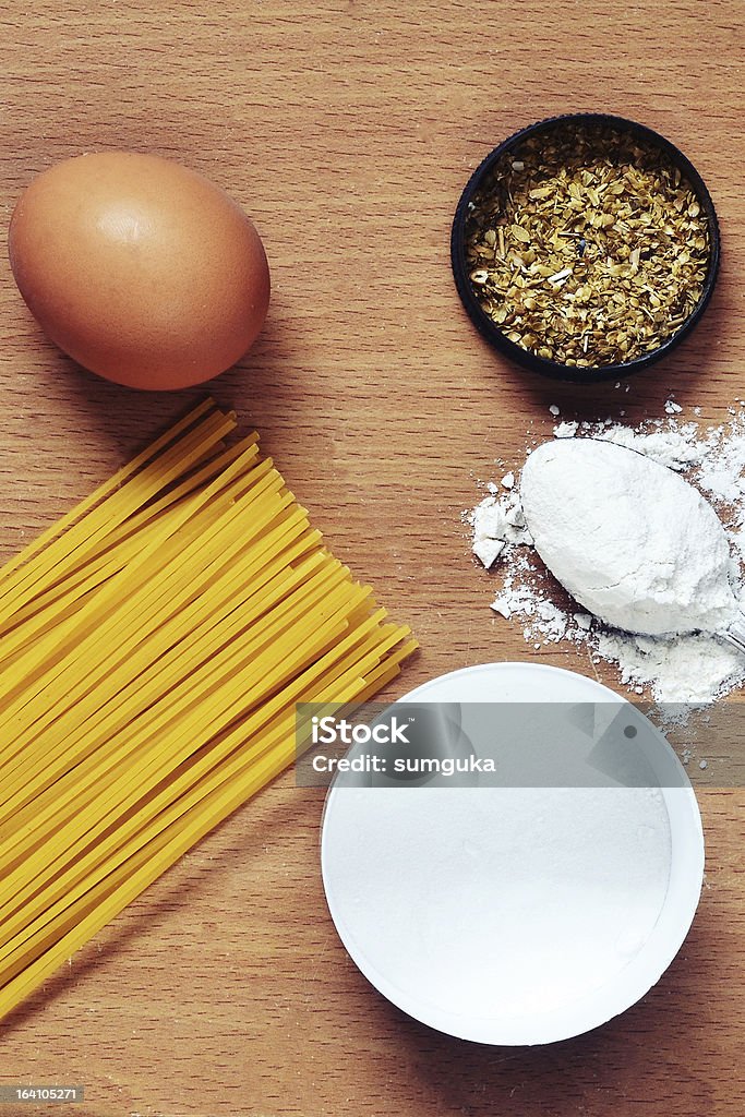 Spaghetti, Eier, Mehl, oregano Arten - Lizenzfrei Basilika Stock-Foto