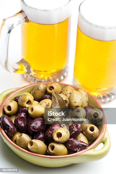 Oliven Und Bier Stockfoto und mehr Bilder von Alkoholisches Getränk - Alkoholisches Getränk, Ansicht aus erhöhter Perspektive, Bier