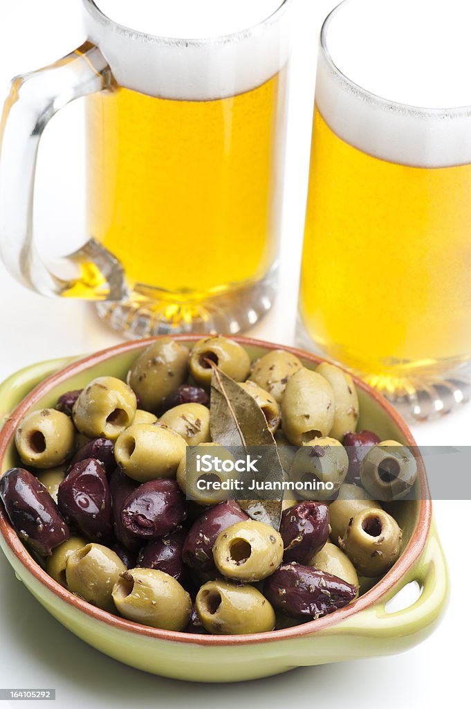 Aceitunas y cerveza - Foto de stock de Aceituna libre de derechos