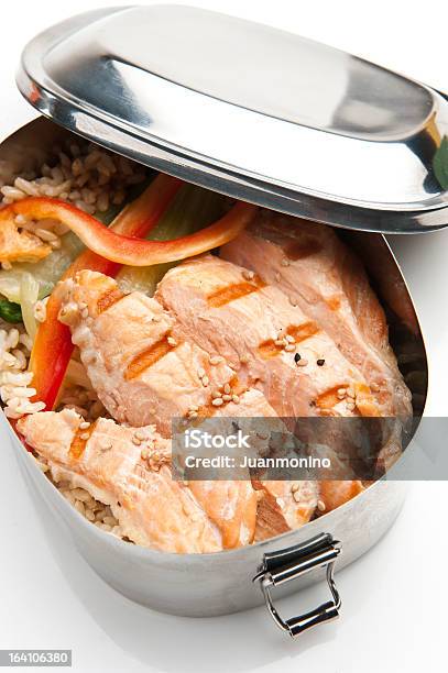 Salmón Asado En Un Almuerzo Caja En Un Fondo Blanco Foto de stock y más banco de imágenes de Fiambrera