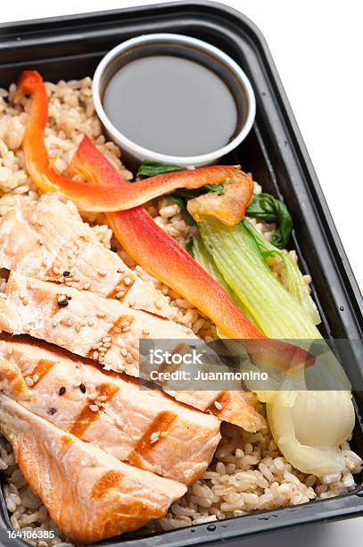 Cucina Immagine Di Salmone Grigliato Con Verdure In Salsa Teriyaki - Fotografie stock e altre immagini di Contenitore di plastica