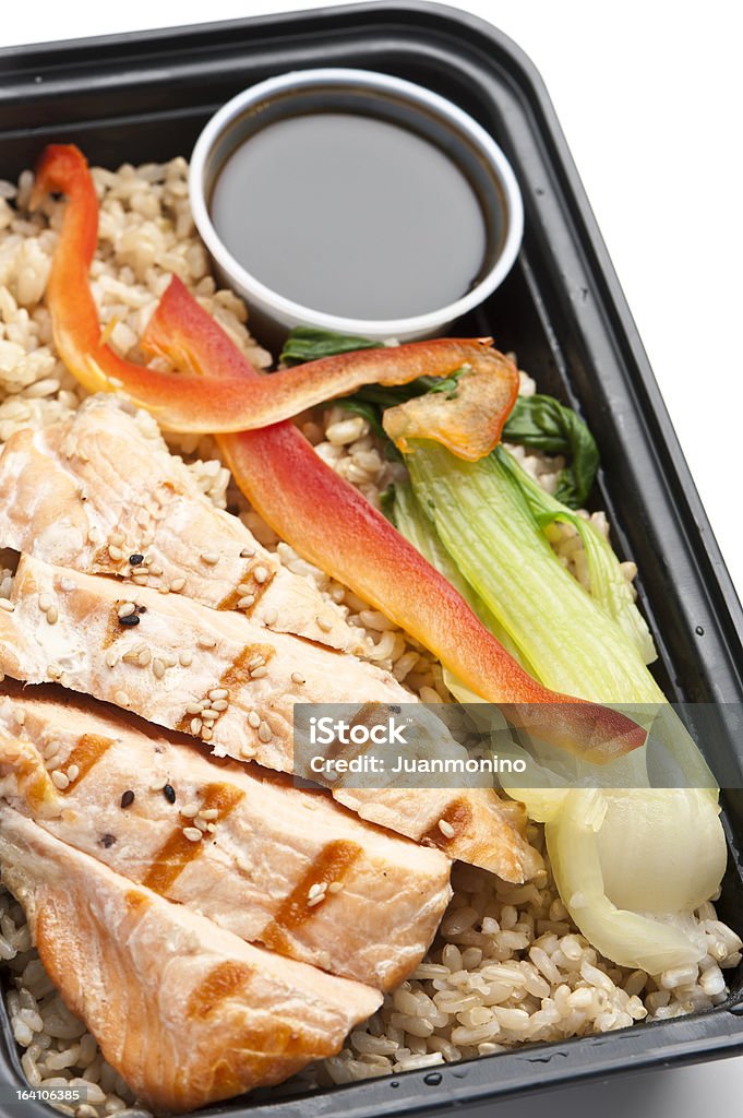 お料理の画像、野菜のグリルの照り焼きサーモン - プラスチック容器のロイヤリティフリーストックフォト