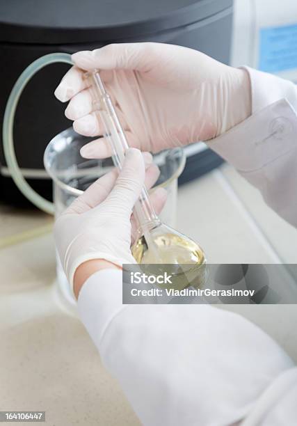 Mani Tenendo Un Recipiente In Laboratorio - Fotografie stock e altre immagini di Attrezzatura - Attrezzatura, Becher, Biochimica