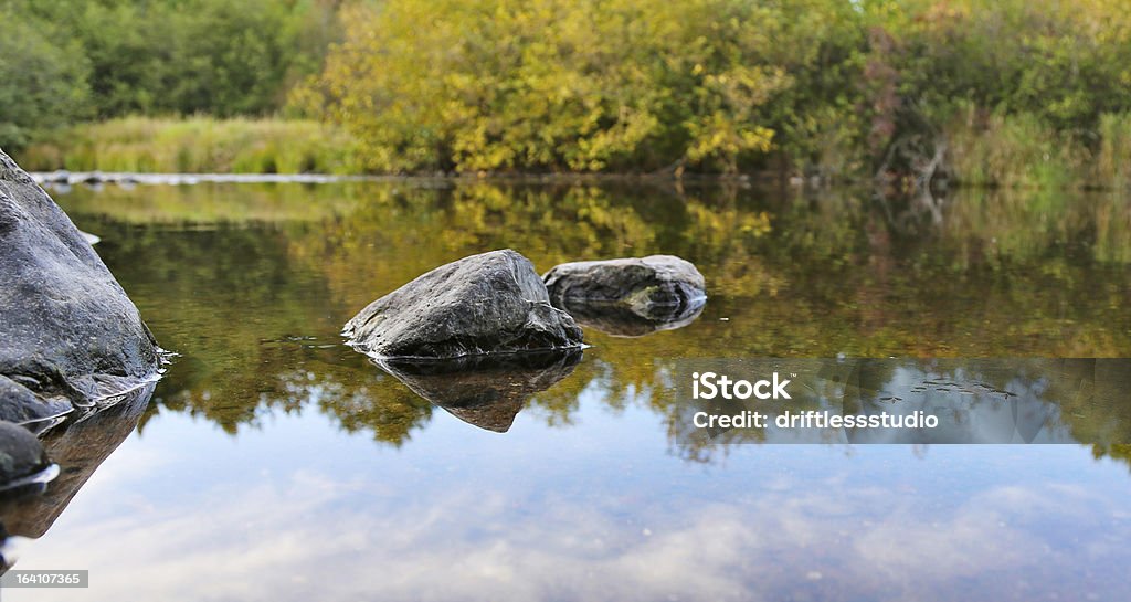 Felsen und Bäume spiegelt sich in Wasser - Lizenzfrei Kanal Stock-Foto