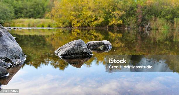 Felsen Und Bäume Spiegelt Sich In Wasser Stockfoto und mehr Bilder von Kanal - Kanal, Wisconsin, Bach