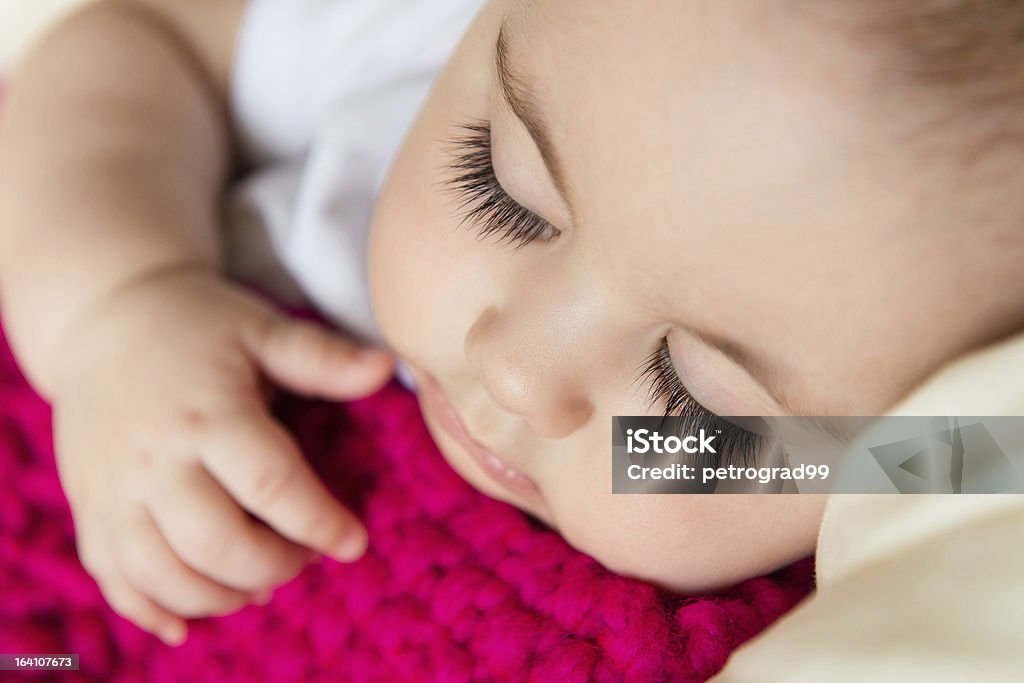 Gros plan le portrait de bébé chambre - Photo de Amour libre de droits
