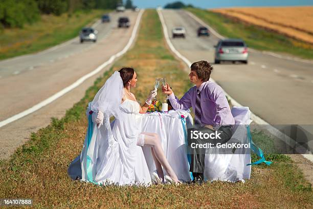 Hochzeit Auf Der Straße Stockfoto und mehr Bilder von Arrangieren - Arrangieren, Braut, Bräutigam