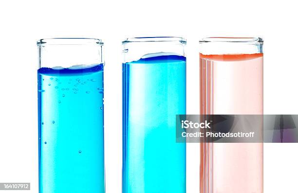 Tubos De Ensaio Isolados No Branco - Fotografias de stock e mais imagens de Azul - Azul, Copo de laboratório, Cor de rosa