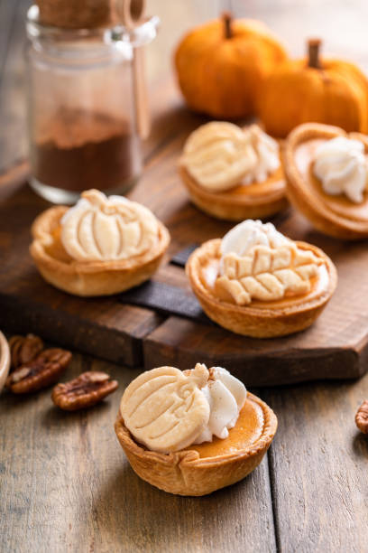 istock Mini pumpkin pies with pumpkin and fall leaves decoration 1641083229