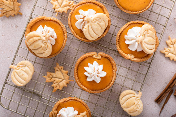 istock Mini pumpkin pies with pumpkin and fall leaves decoration 1641084899