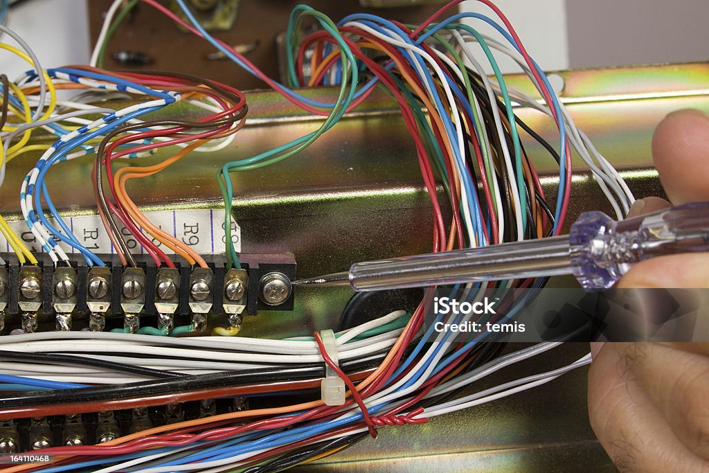 電気工の仕事 - ケーブル線のロイヤリティフリーストックフォト
