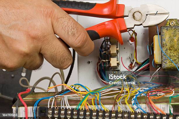 Electricista De Trabajo Foto de stock y más banco de imágenes de Alicates - Alicates, Cable, Cable de conducción eléctrica