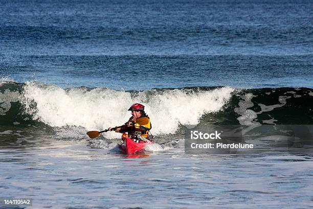 Caiaque Surfista Em Acção - Fotografias de stock e mais imagens de Caiaque - Canoagem e caiaque - Caiaque - Canoagem e caiaque, Nova Escócia, Adulto