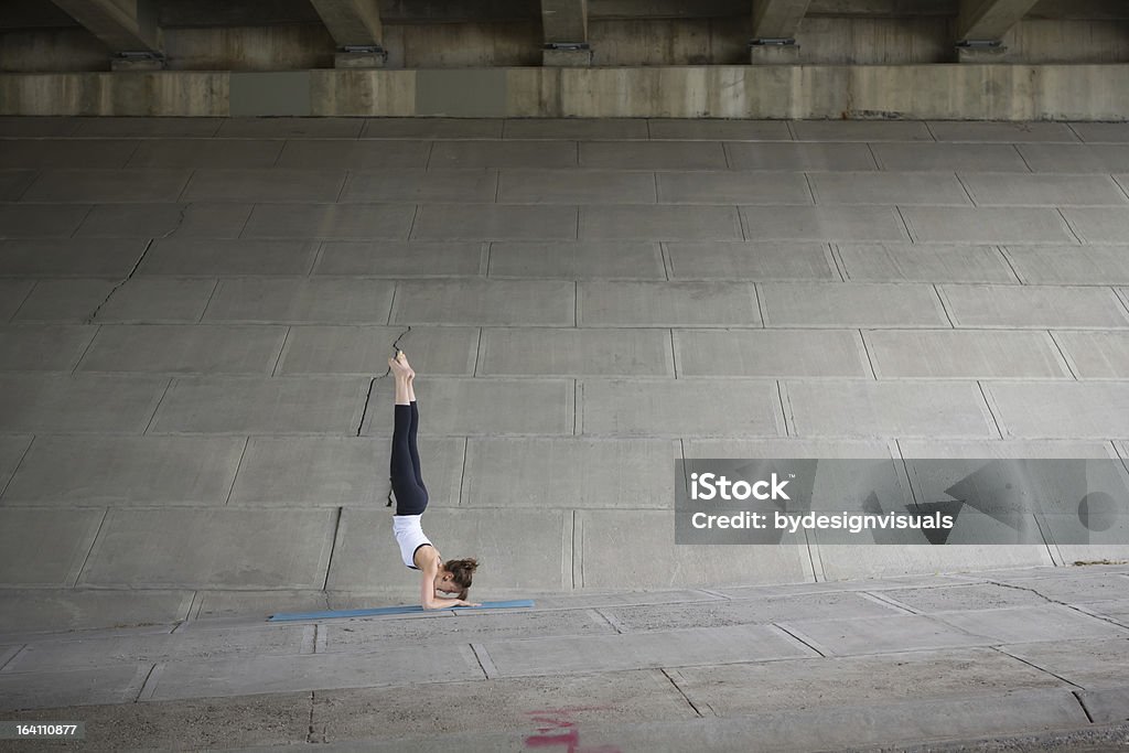 Ragazza facendo yoga in cemento - Foto stock royalty-free di 20-24 anni