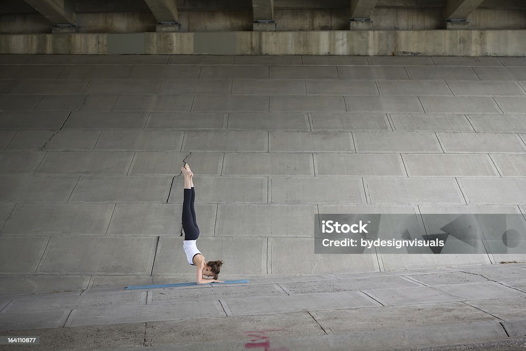 Menina a praticar yoga com Cimento - Royalty-free 20-24 Anos Foto de stock