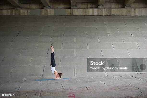 Menina A Praticar Yoga Com Cimento - Fotografias de stock e mais imagens de 20-24 Anos - 20-24 Anos, 20-29 Anos, Adulto