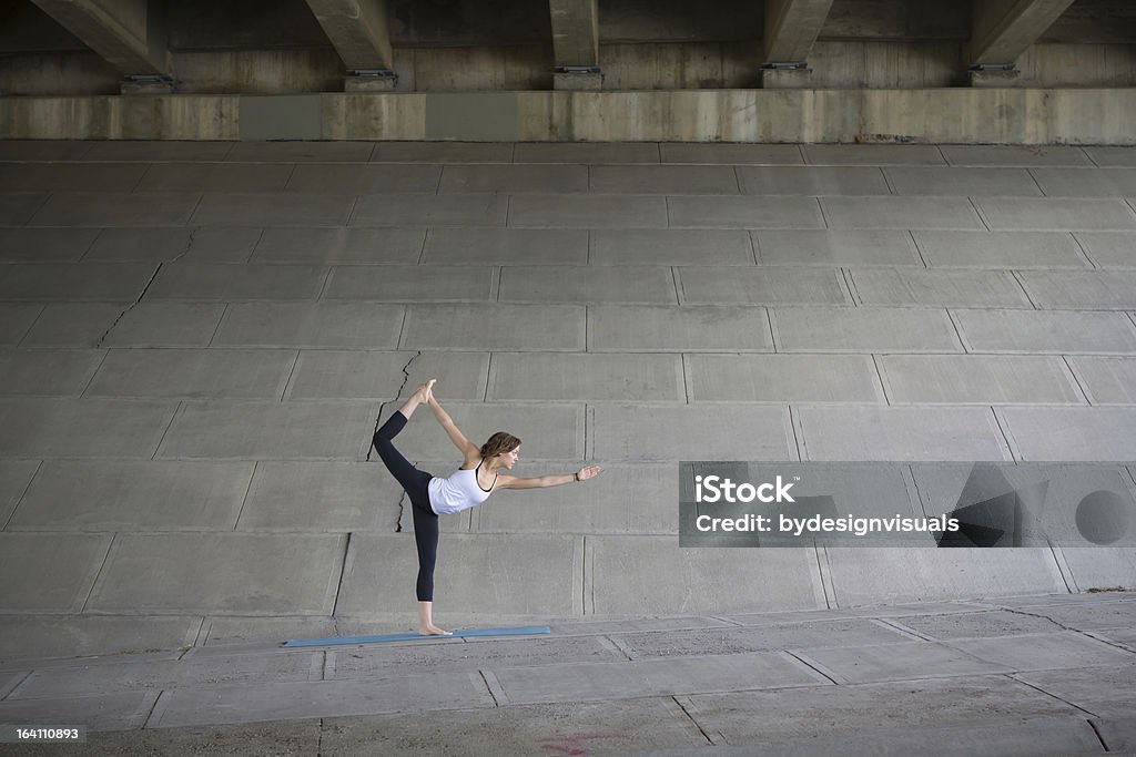 Ragazza facendo yoga in cemento - Foto stock royalty-free di 20-24 anni