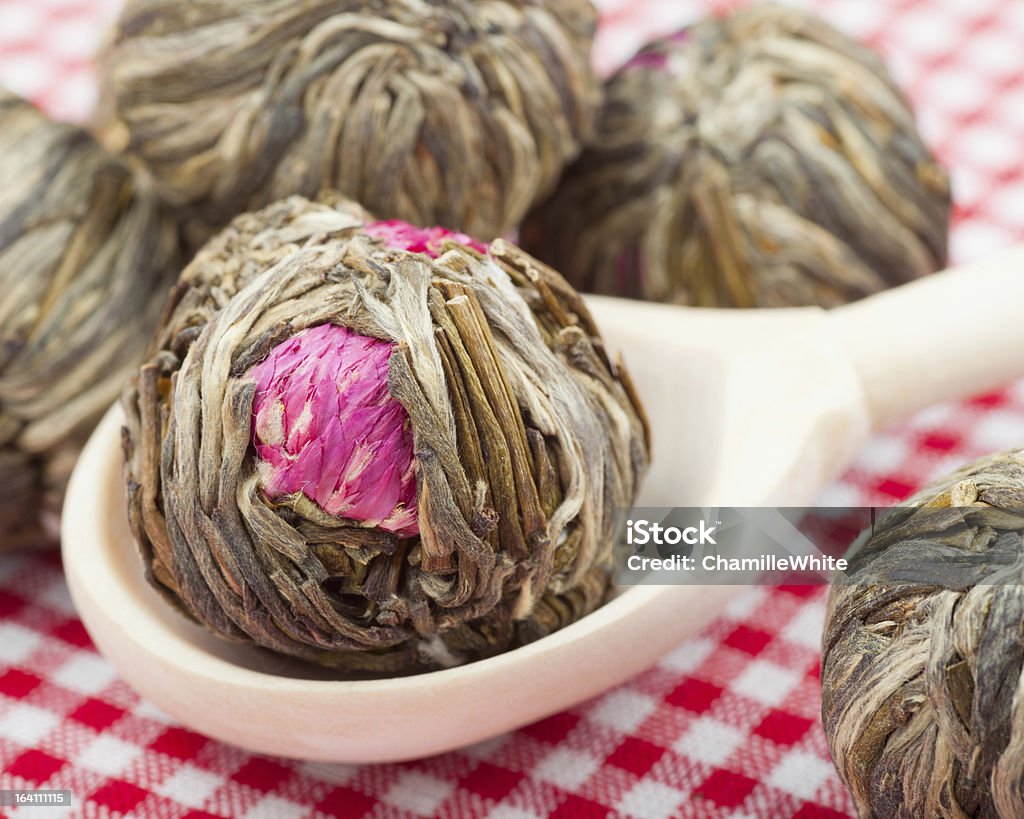 Зеленый чай мячи с цветы в деревянной ложкой - Стоковые фото Без людей роялти-фри