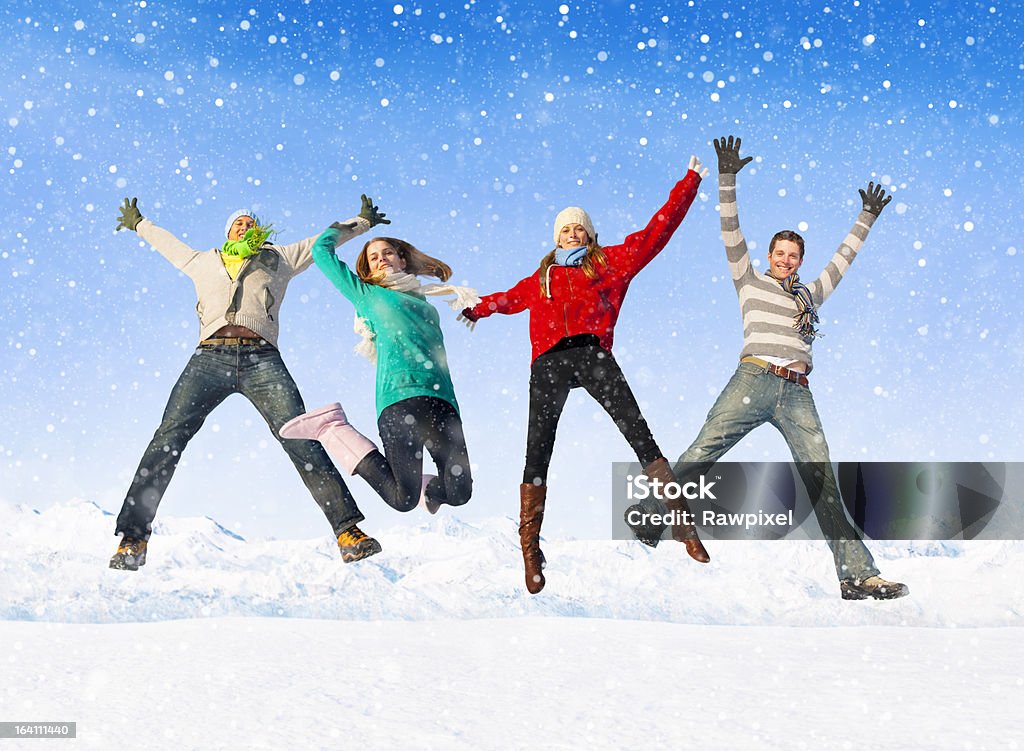 Группа молодых людей, наслаждаясь Зима - Стоковые фото Близость роялти-фри