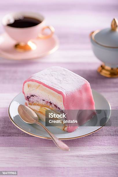 Sahnekuchen Stockfoto und mehr Bilder von Bäckerei - Bäckerei, Café, Dessert