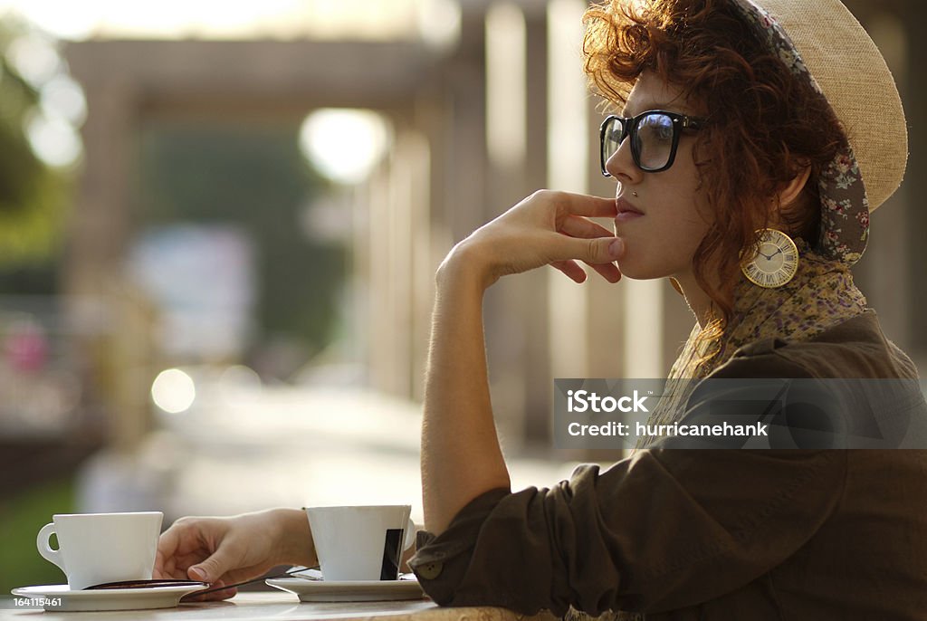 Hiipster Menina sentada num café - Royalty-free 20-29 Anos Foto de stock