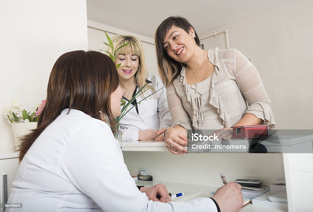 Chica joven en el médico - Foto de stock de Adulto libre de derechos