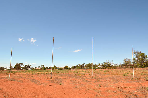 afl objectif postes dans l'outback australien - aboriginies photos et images de collection