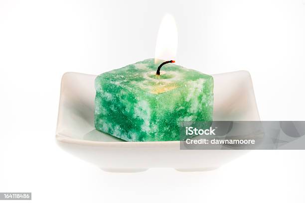 Verde Luz De Las Velas En Una Placa Foto de stock y más banco de imágenes de Armonía - Concepto - Armonía - Concepto, Beige, Belleza