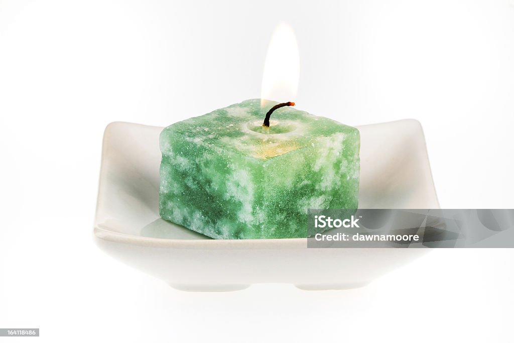 Éclairage bougies vertes sur une assiette - Photo de Assiette libre de droits