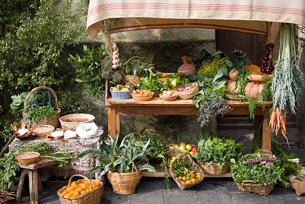 mercado movimentado de medieval que vendem frutas - medieval market - fotografias e filmes do acervo