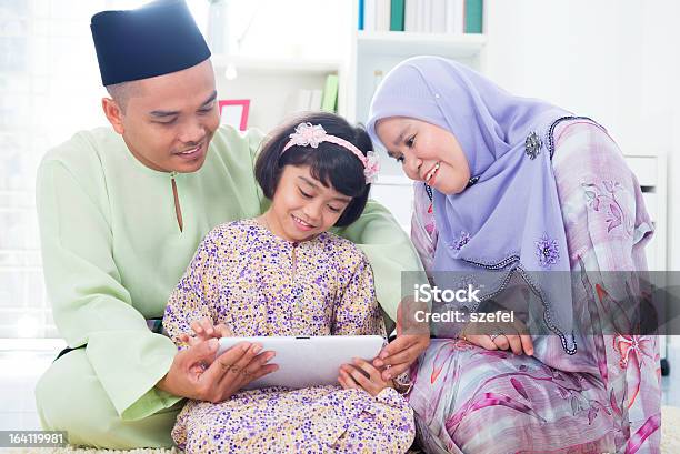 Southeast Asian Familie Stockfoto und mehr Bilder von Akademisches Lernen - Akademisches Lernen, Asiatischer und Indischer Abstammung, Bildung