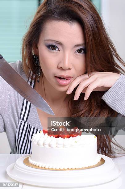 Młoda Kobieta Szczęśliwa W Jej Kuchni W Domu - zdjęcia stockowe i więcej obrazów Brązowe włosy - Brązowe włosy, Ciasto, Dorosły